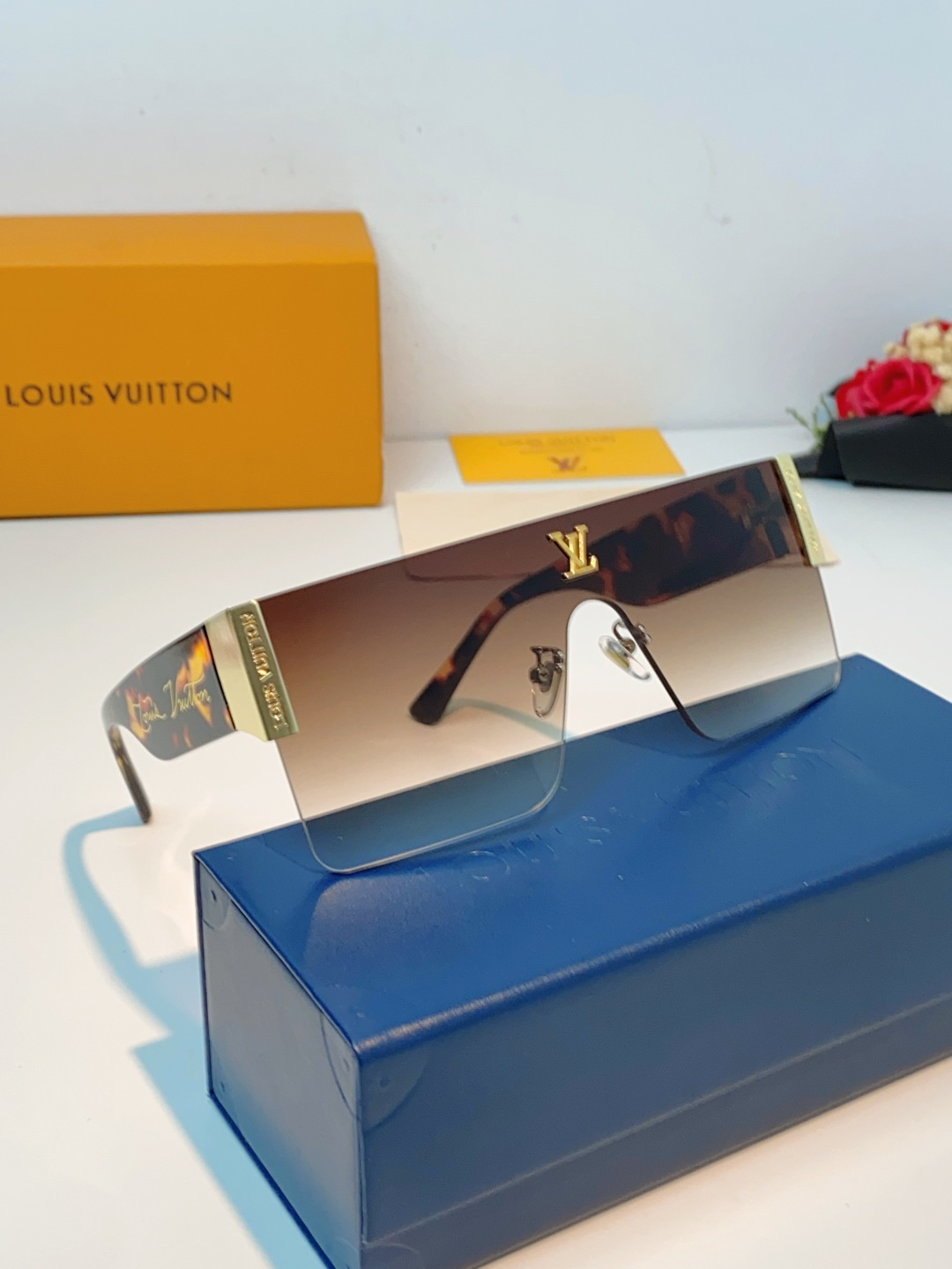 Louis Vuitton路易威登 无框一体式镜片造型，摒弃繁杂束缚，线条利落流畅，自带强大气场。镜片暗