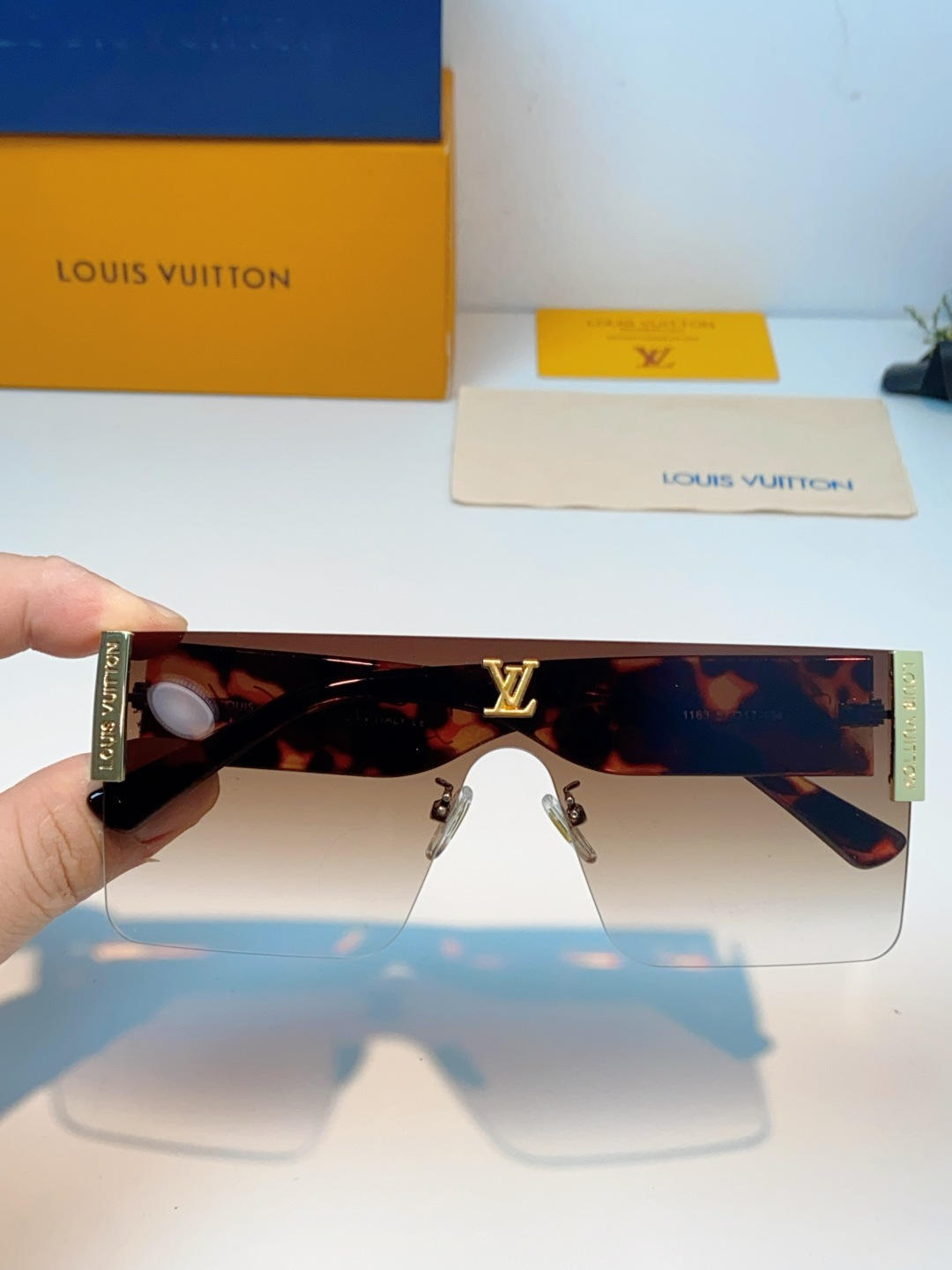 Louis Vuitton路易威登 无框一体式镜片造型，摒弃繁杂束缚，线条利落流畅，自带强大气场。镜片暗