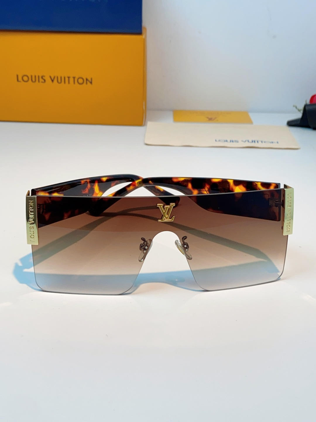 Louis Vuitton路易威登 无框一体式镜片造型，摒弃繁杂束缚，线条利落流畅，自带强大气场。镜片暗