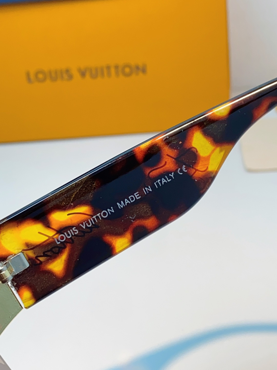 Louis Vuitton路易威登 无框一体式镜片造型，摒弃繁杂束缚，线条利落流畅，自带强大气场。镜片暗
