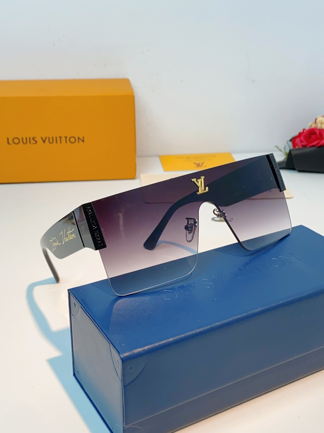 Louis Vuitton路易威登 无框一体式镜片造型，摒弃繁杂束缚，线条利落流畅，自带强大气场。镜片暗