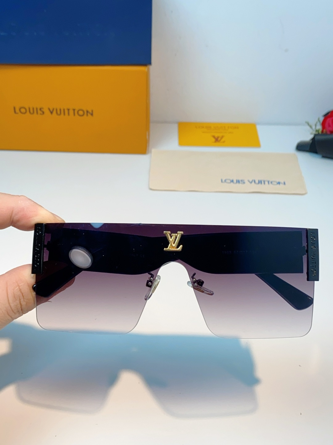 Louis Vuitton路易威登 无框一体式镜片造型，摒弃繁杂束缚，线条利落流畅，自带强大气场。镜片暗