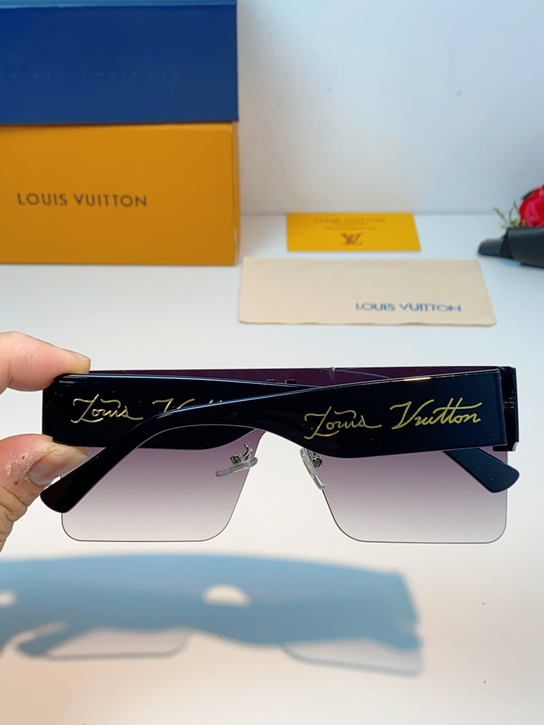 Louis Vuitton路易威登 无框一体式镜片造型，摒弃繁杂束缚，线条利落流畅，自带强大气场。镜片暗
