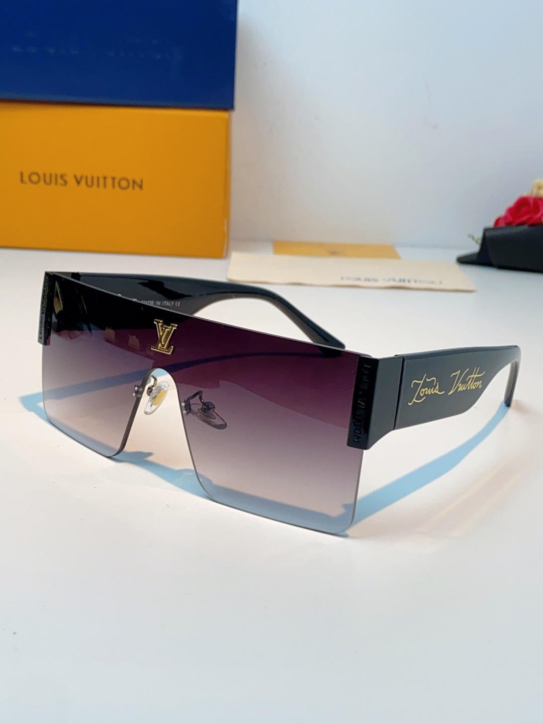 Louis Vuitton路易威登 无框一体式镜片造型，摒弃繁杂束缚，线条利落流畅，自带强大气场。镜片暗