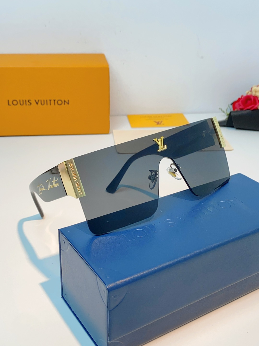 Louis Vuitton路易威登 无框一体式镜片造型，摒弃繁杂束缚，线条利落流畅，自带强大气场。镜片暗