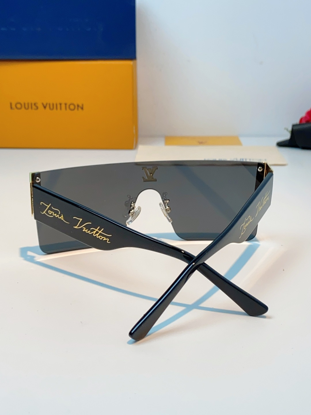 Louis Vuitton路易威登 无框一体式镜片造型，摒弃繁杂束缚，线条利落流畅，自带强大气场。镜片暗