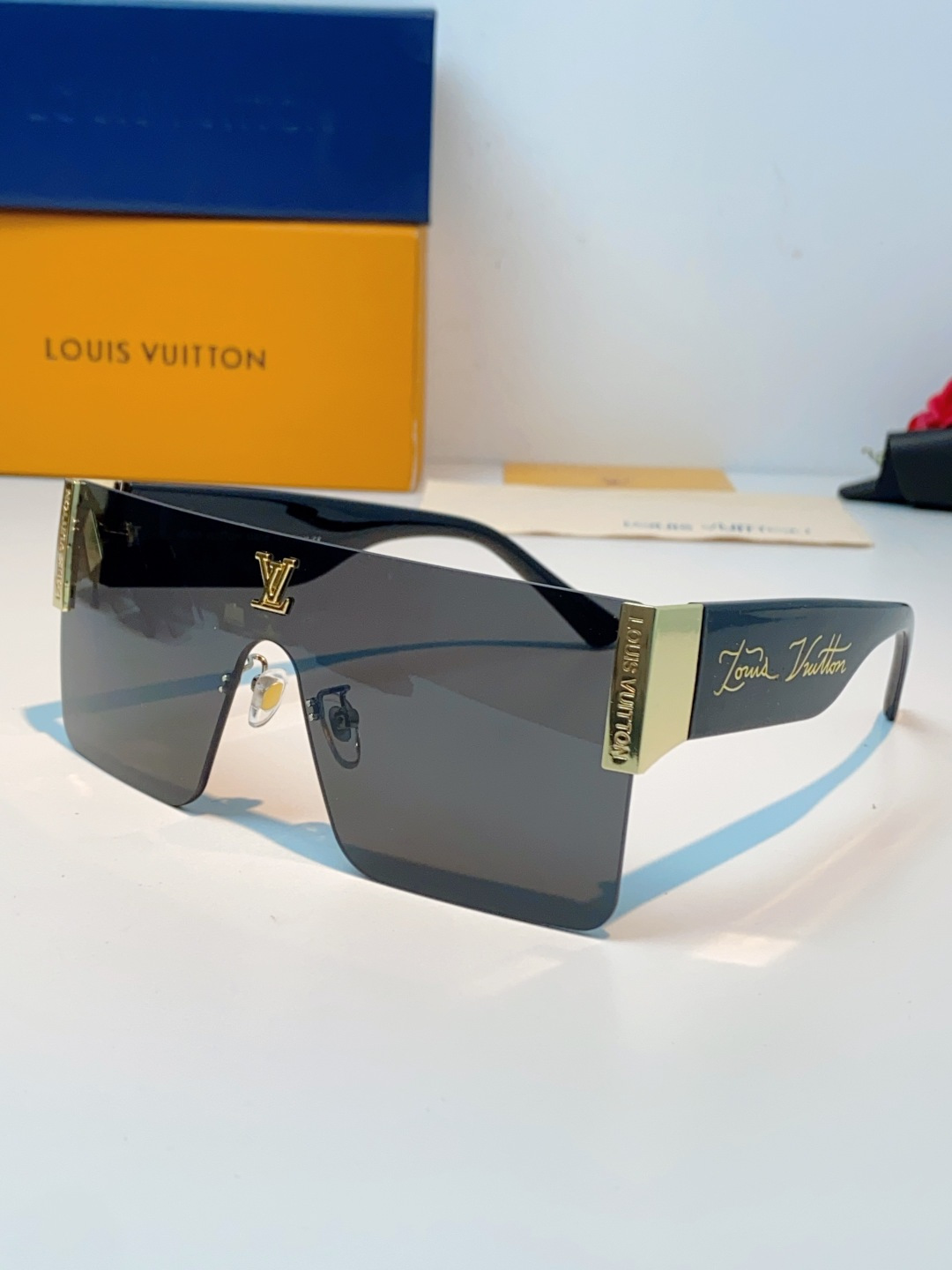Louis Vuitton路易威登 无框一体式镜片造型，摒弃繁杂束缚，线条利落流畅，自带强大气场。镜片暗