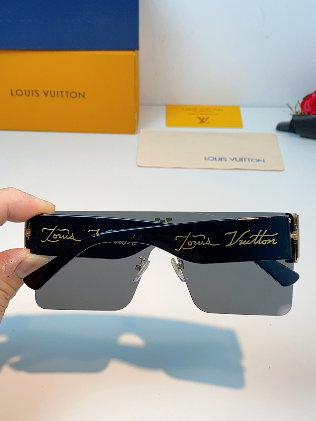 Louis Vuitton路易威登 无框一体式镜片造型，摒弃繁杂束缚，线条利落流畅，自带强大气场。镜片暗