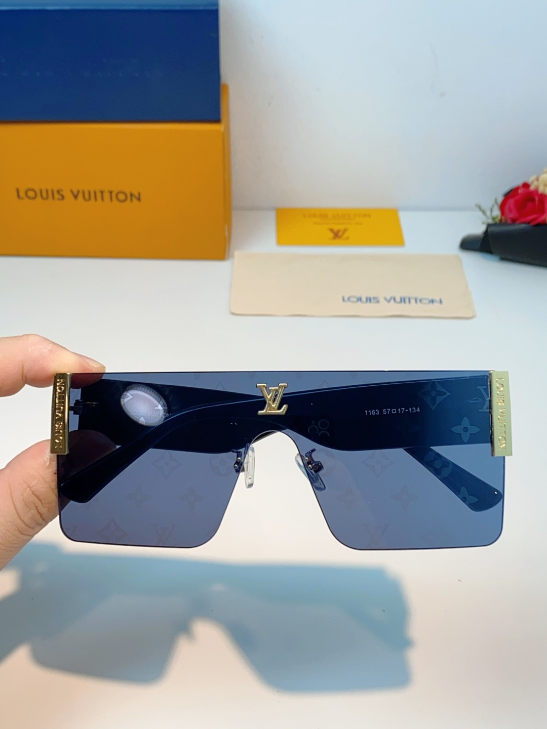 Louis Vuitton路易威登 无框一体式镜片造型，摒弃繁杂束缚，线条利落流畅，自带强大气场。镜片暗