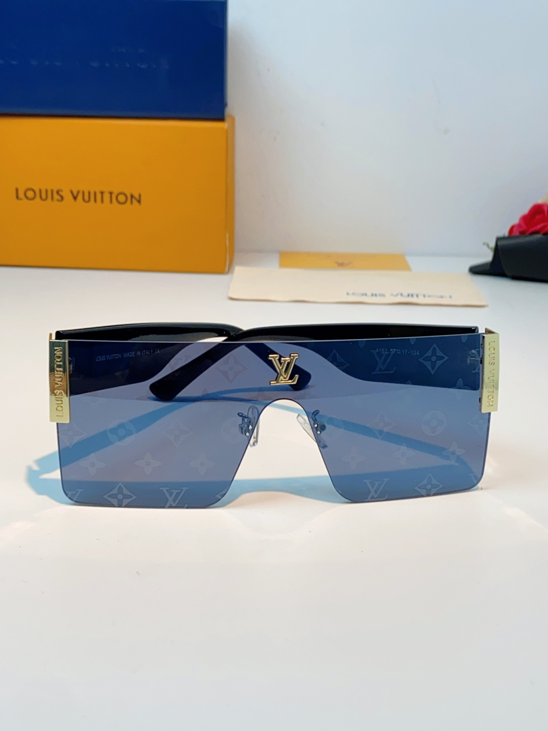 Louis Vuitton路易威登 无框一体式镜片造型，摒弃繁杂束缚，线条利落流畅，自带强大气场。镜片暗