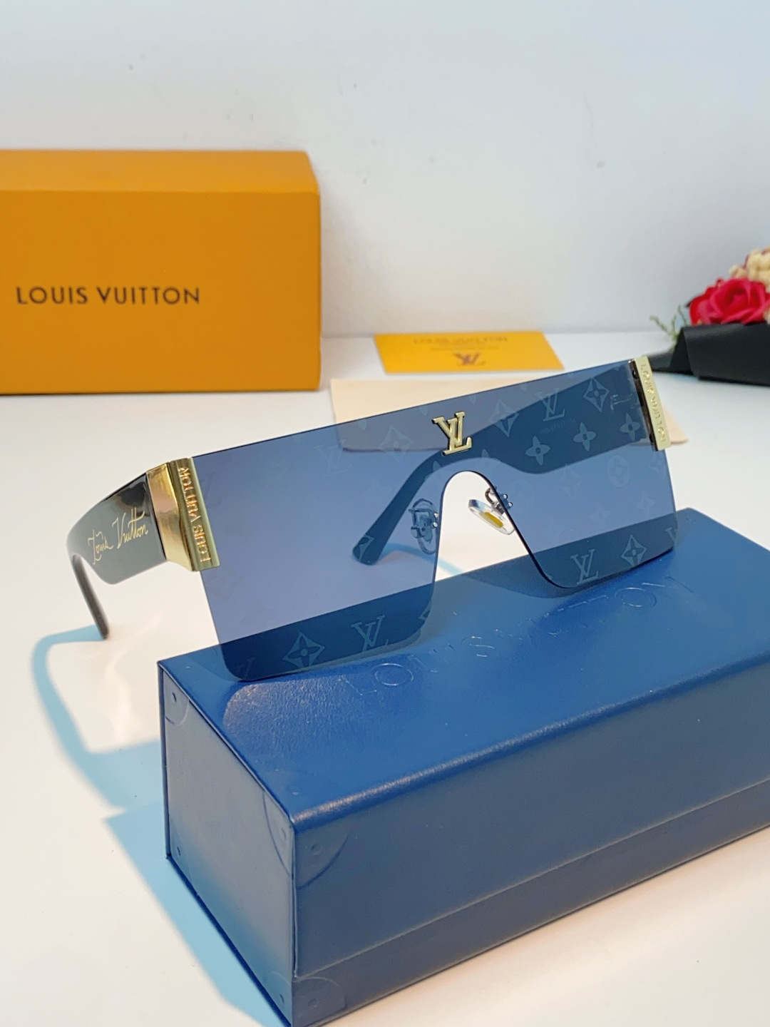 Louis Vuitton路易威登 无框一体式镜片造型，摒弃繁杂束缚，线条利落流畅，自带强大气场。镜片暗