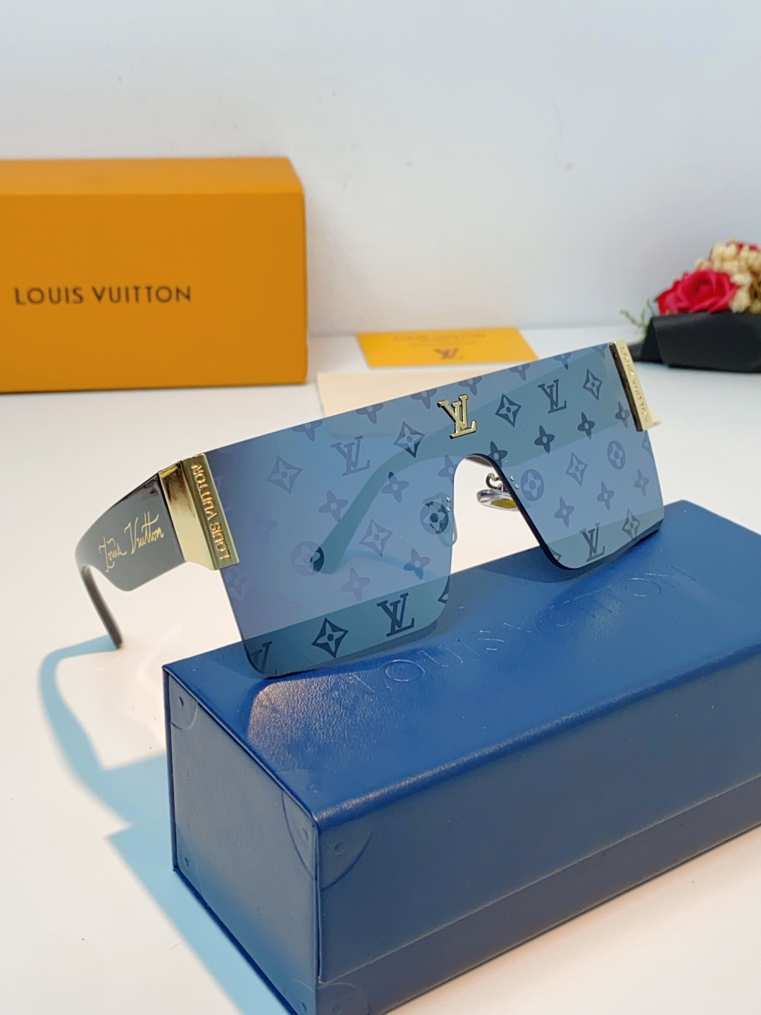 Louis Vuitton路易威登 无框一体式镜片造型，摒弃繁杂束缚，线条利落流畅，自带强大气场。镜片暗