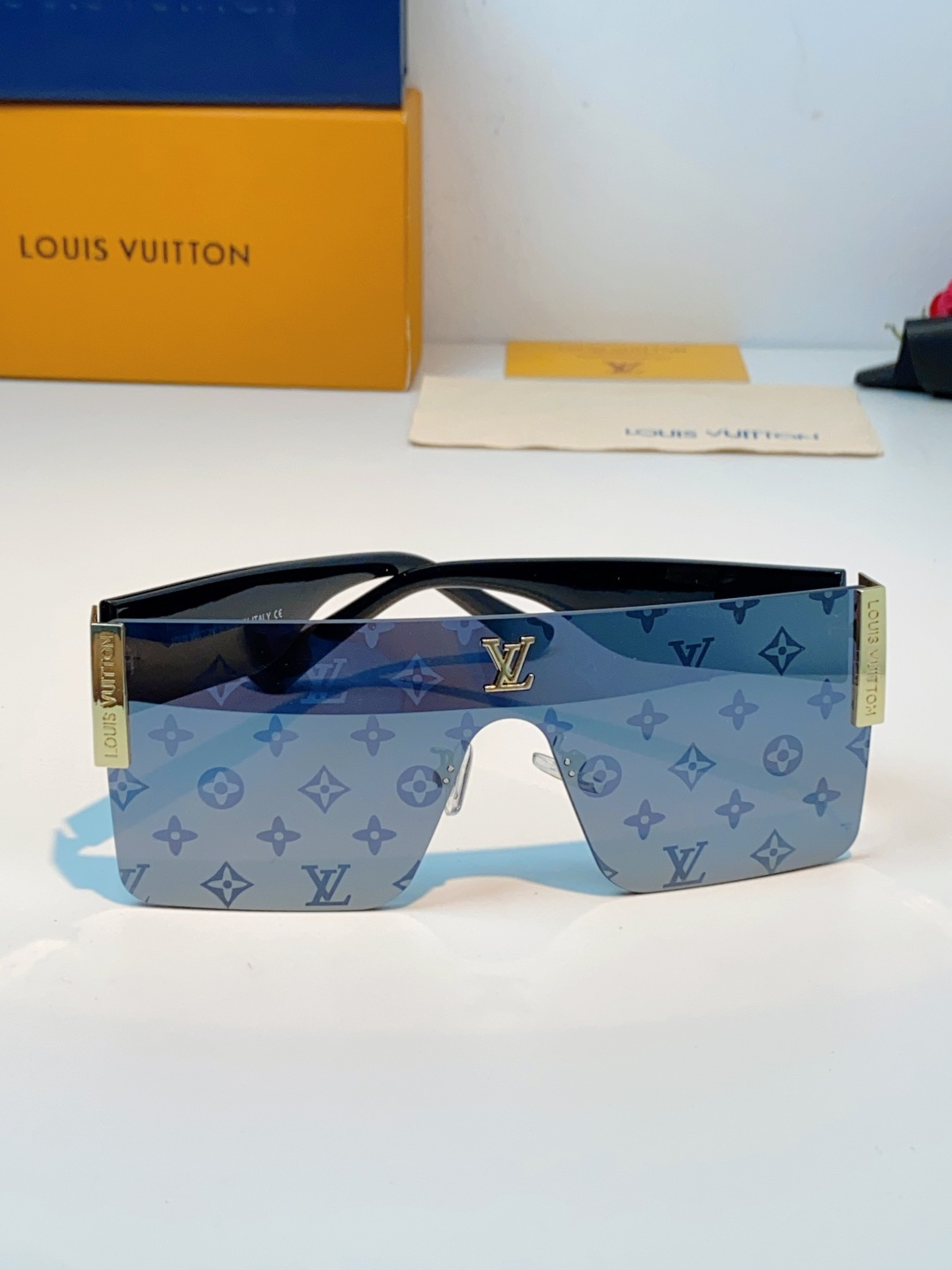 Louis Vuitton路易威登 无框一体式镜片造型，摒弃繁杂束缚，线条利落流畅，自带强大气场。镜片暗