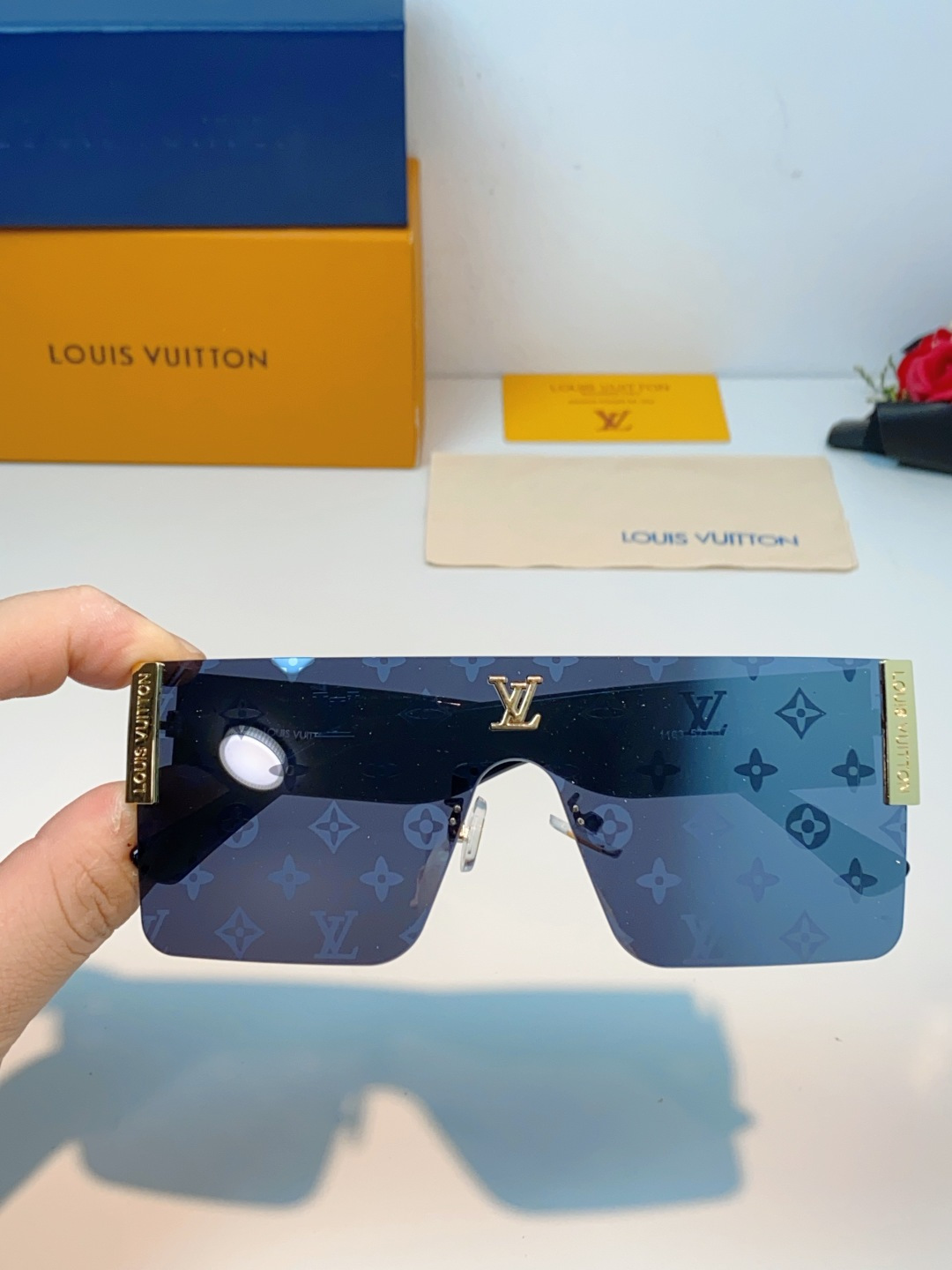 Louis Vuitton路易威登 无框一体式镜片造型，摒弃繁杂束缚，线条利落流畅，自带强大气场。镜片暗