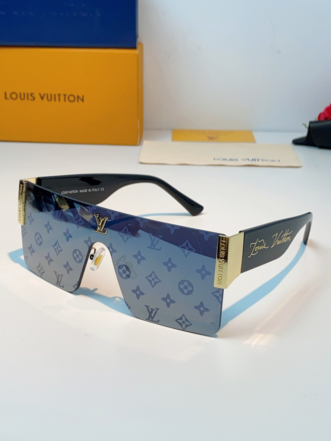 Louis Vuitton路易威登 无框一体式镜片造型，摒弃繁杂束缚，线条利落流畅，自带强大气场。镜片暗