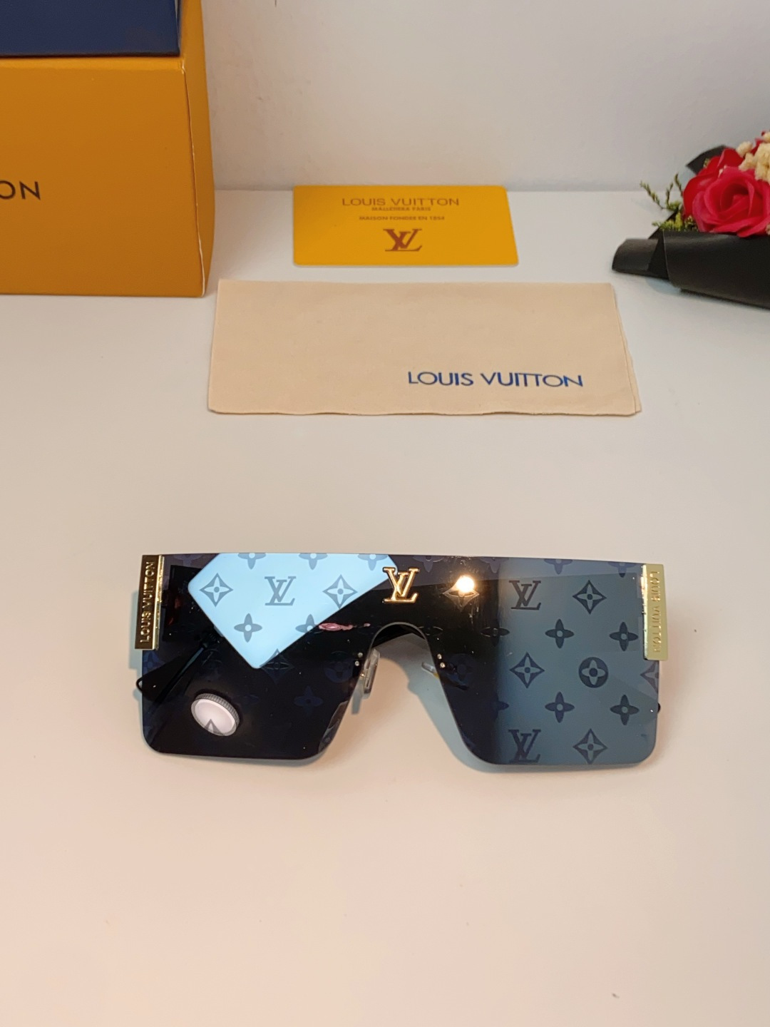 Louis Vuitton路易威登 无框一体式镜片造型，摒弃繁杂束缚，线条利落流畅，自带强大气场。镜片暗