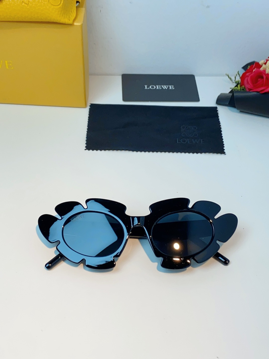Loewe罗意威 新款墨镜女吴磊同款LW40088U太阳花全框 立体花瓣轮廓的圆形镜框，打破常规框型，自