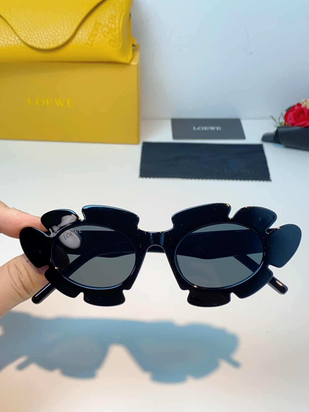 Loewe罗意威 新款墨镜女吴磊同款LW40088U太阳花全框 立体花瓣轮廓的圆形镜框，打破常规框型，自