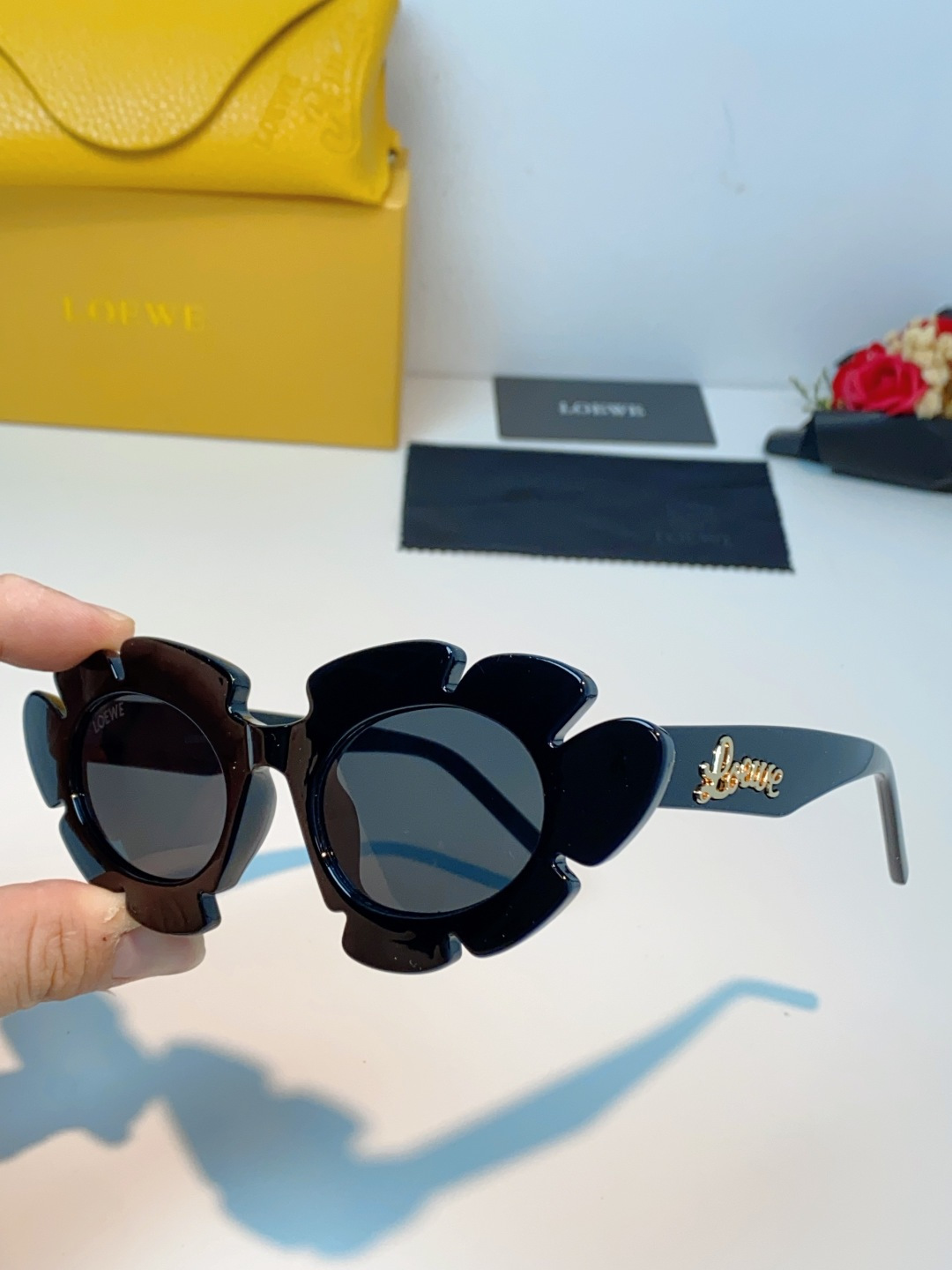 Loewe罗意威 新款墨镜女吴磊同款LW40088U太阳花全框 立体花瓣轮廓的圆形镜框，打破常规框型，自