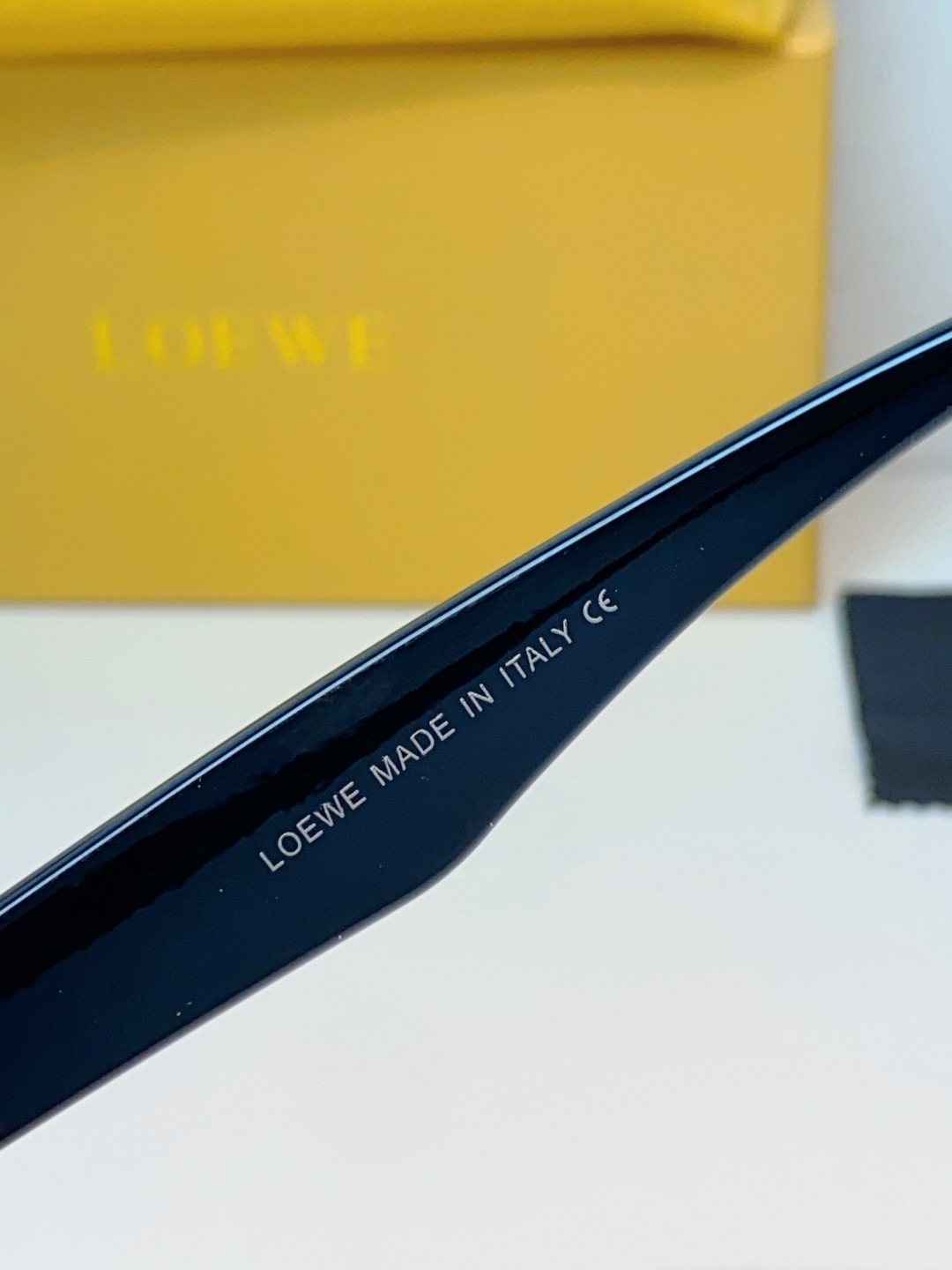 Loewe罗意威 新款墨镜女吴磊同款LW40088U太阳花全框 立体花瓣轮廓的圆形镜框，打破常规框型，自