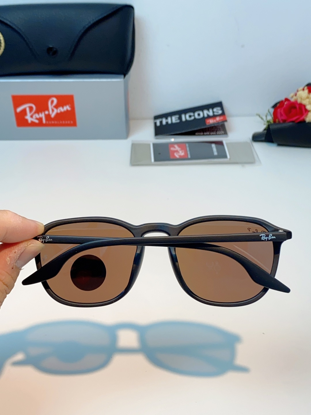 RayBan雷朋 2026新款突破传统方形限制，独特的不规则几何线条，既保留了知性优雅的气质，又自带都市