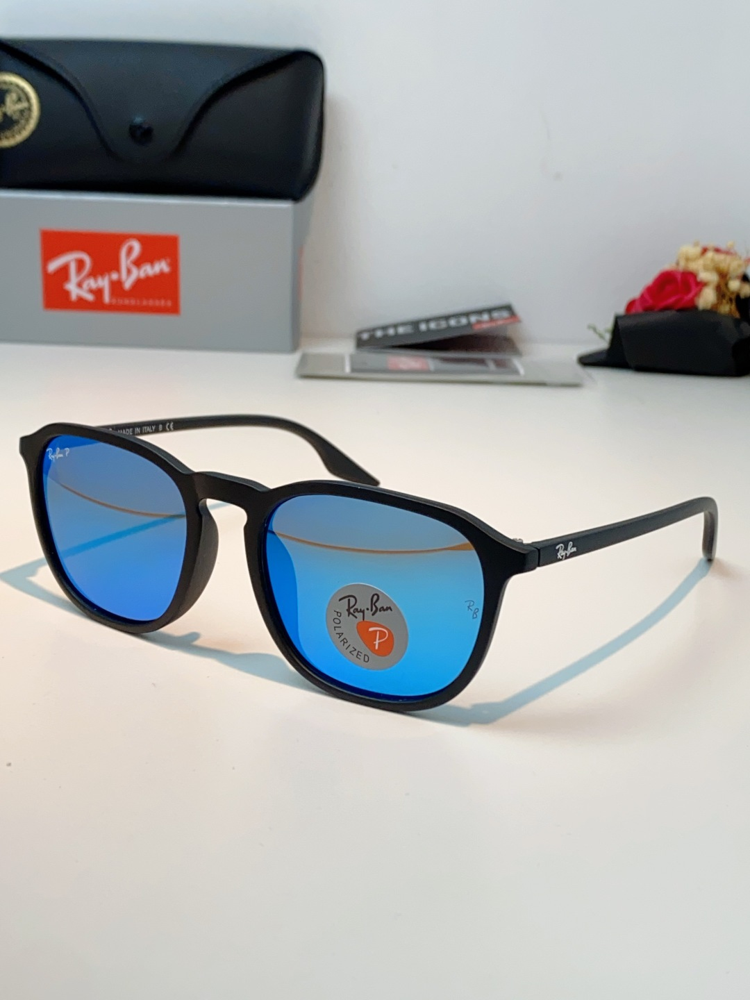 RayBan雷朋 2026新款突破传统方形限制，独特的不规则几何线条，既保留了知性优雅的气质，又自带都市