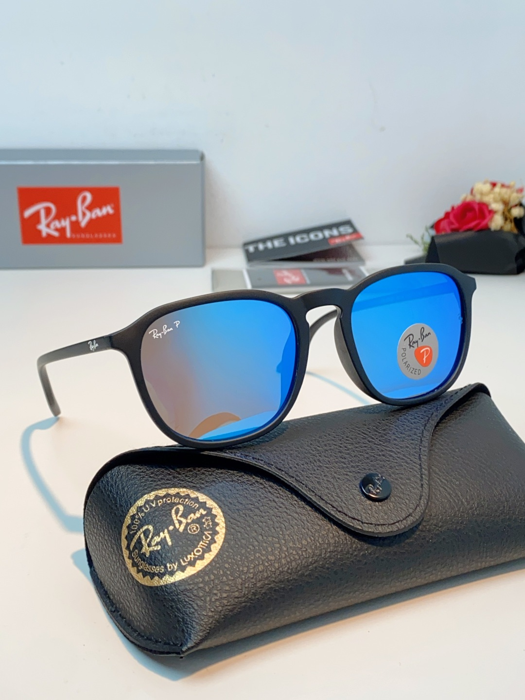 RayBan雷朋 2026新款突破传统方形限制，独特的不规则几何线条，既保留了知性优雅的气质，又自带都市