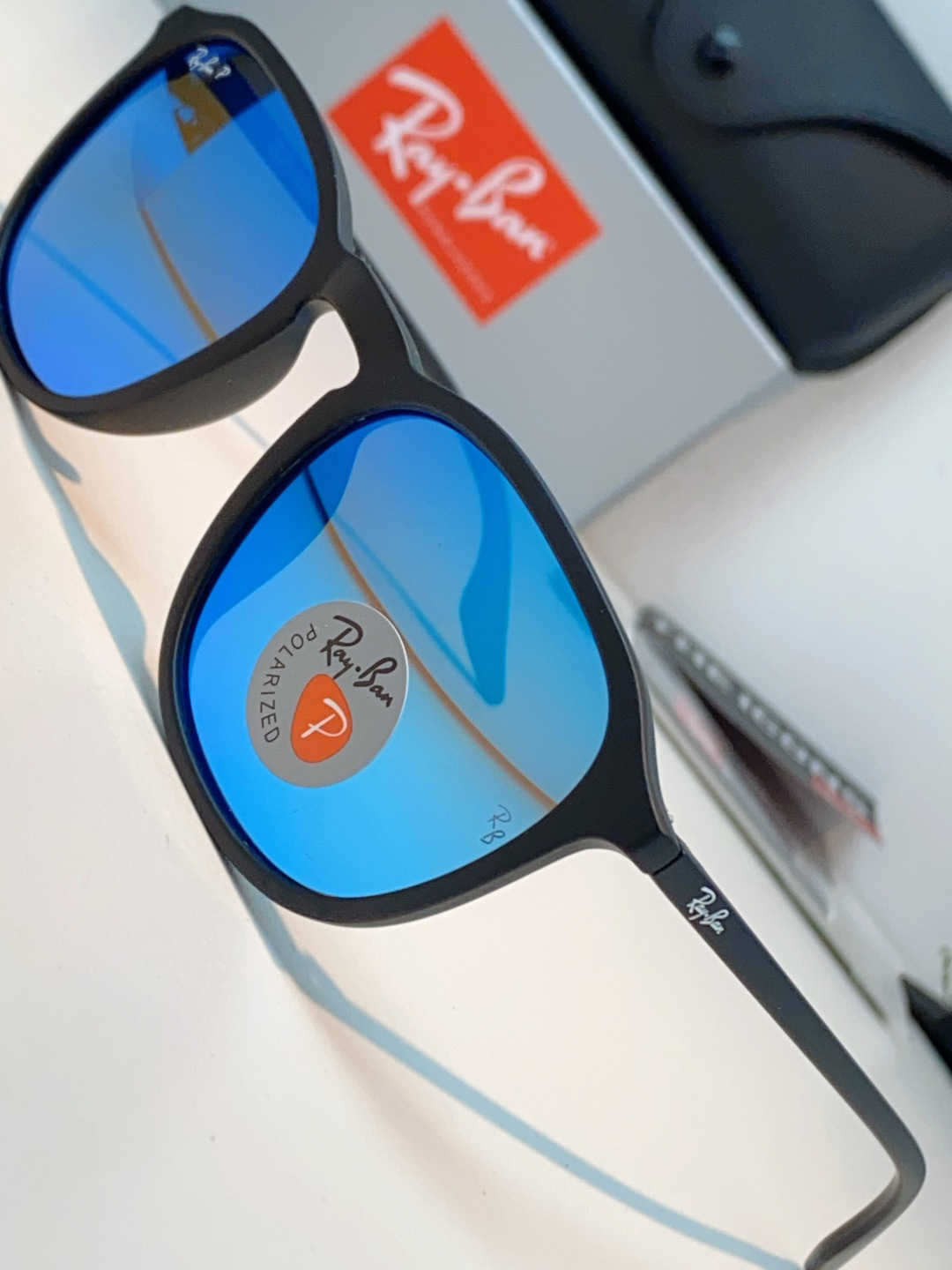 RayBan雷朋 2026新款突破传统方形限制，独特的不规则几何线条，既保留了知性优雅的气质，又自带都市