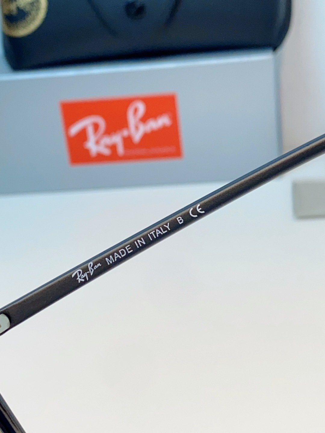 RayBan雷朋 2026新款突破传统方形限制，独特的不规则几何线条，既保留了知性优雅的气质，又自带都市