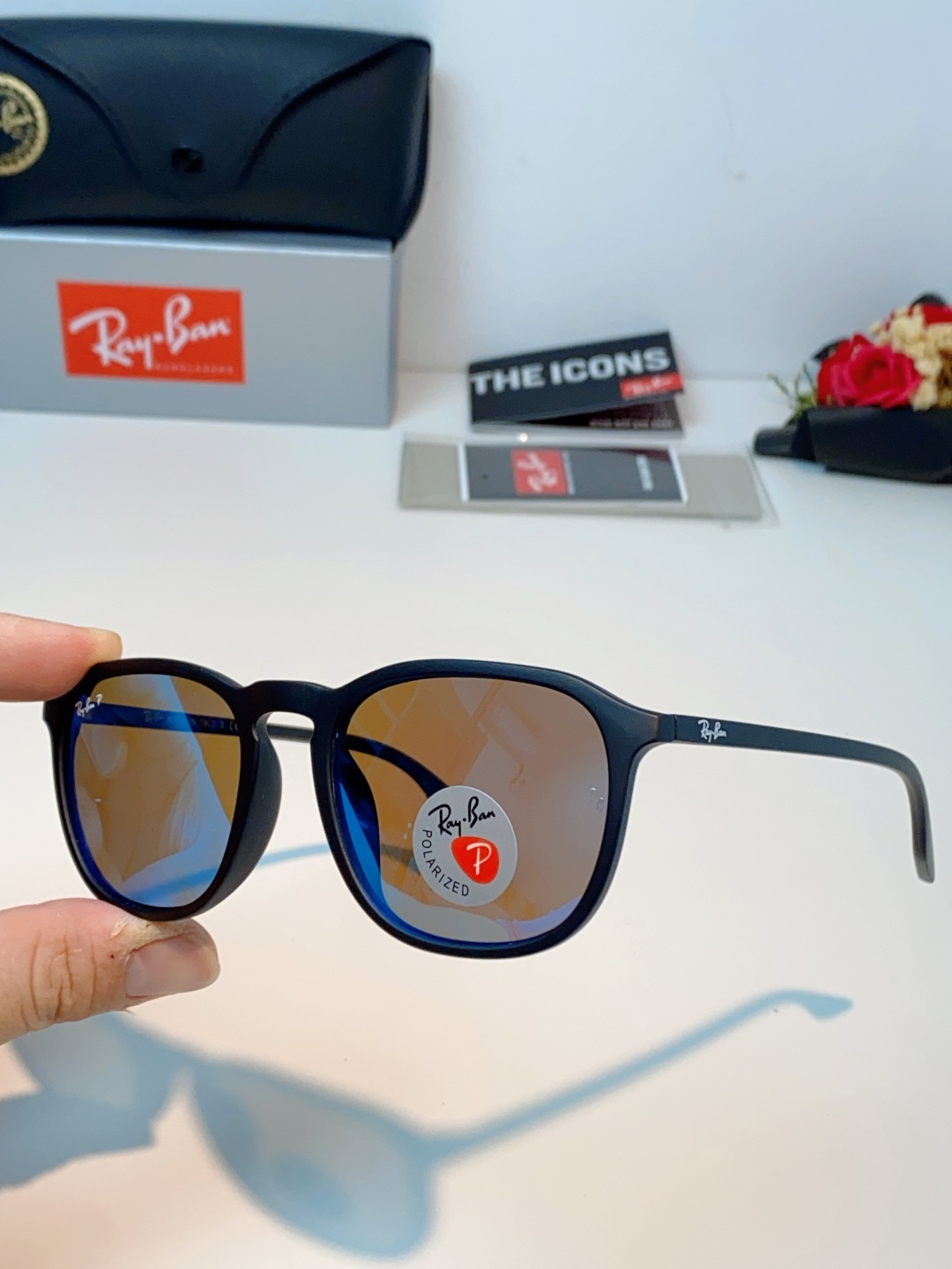 RayBan雷朋 2026新款突破传统方形限制，独特的不规则几何线条，既保留了知性优雅的气质，又自带都市