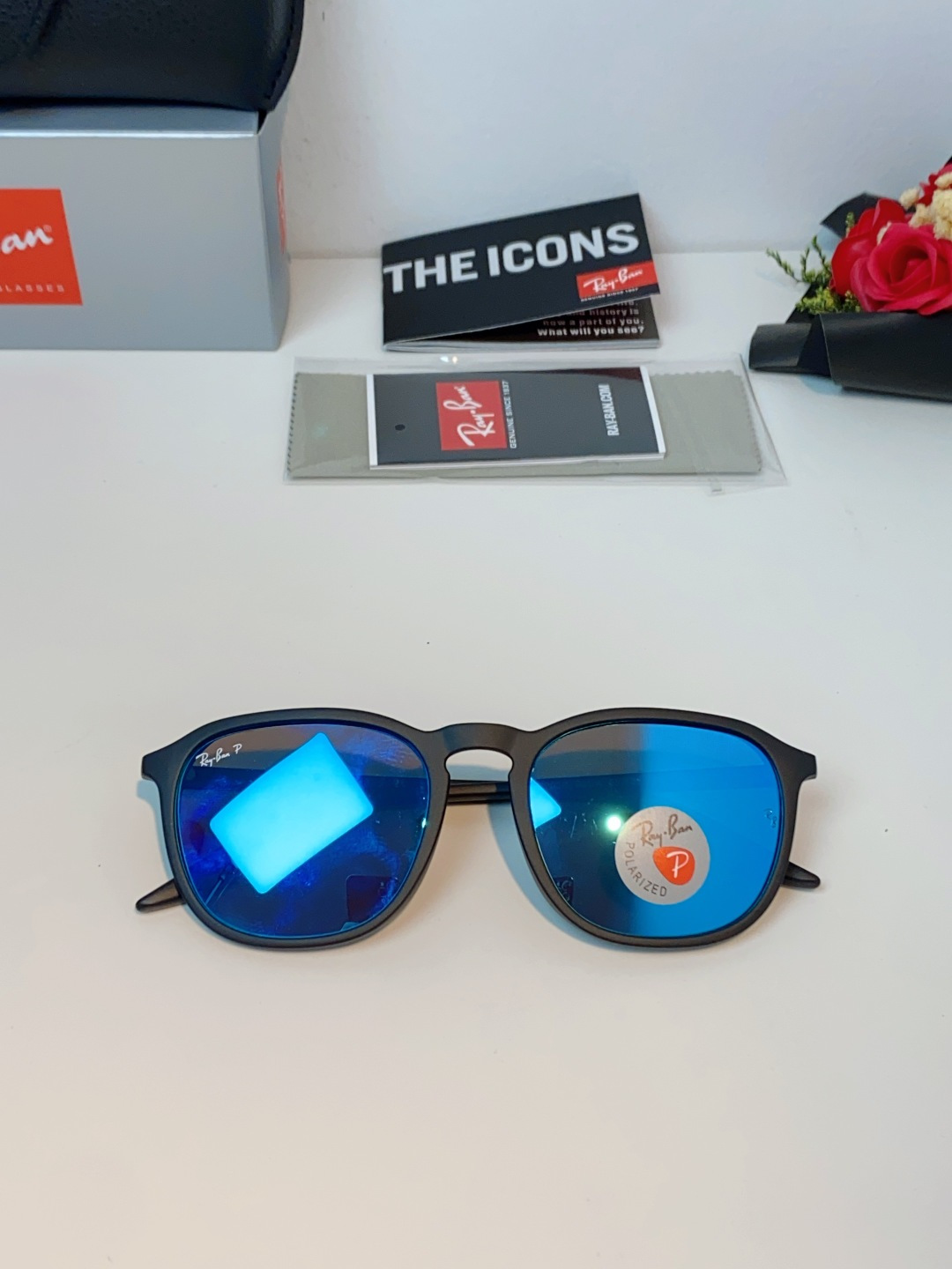 RayBan雷朋 2026新款突破传统方形限制，独特的不规则几何线条，既保留了知性优雅的气质，又自带都市