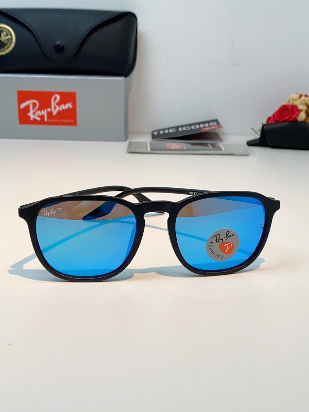 RayBan雷朋 2026新款突破传统方形限制，独特的不规则几何线条，既保留了知性优雅的气质，又自带都市