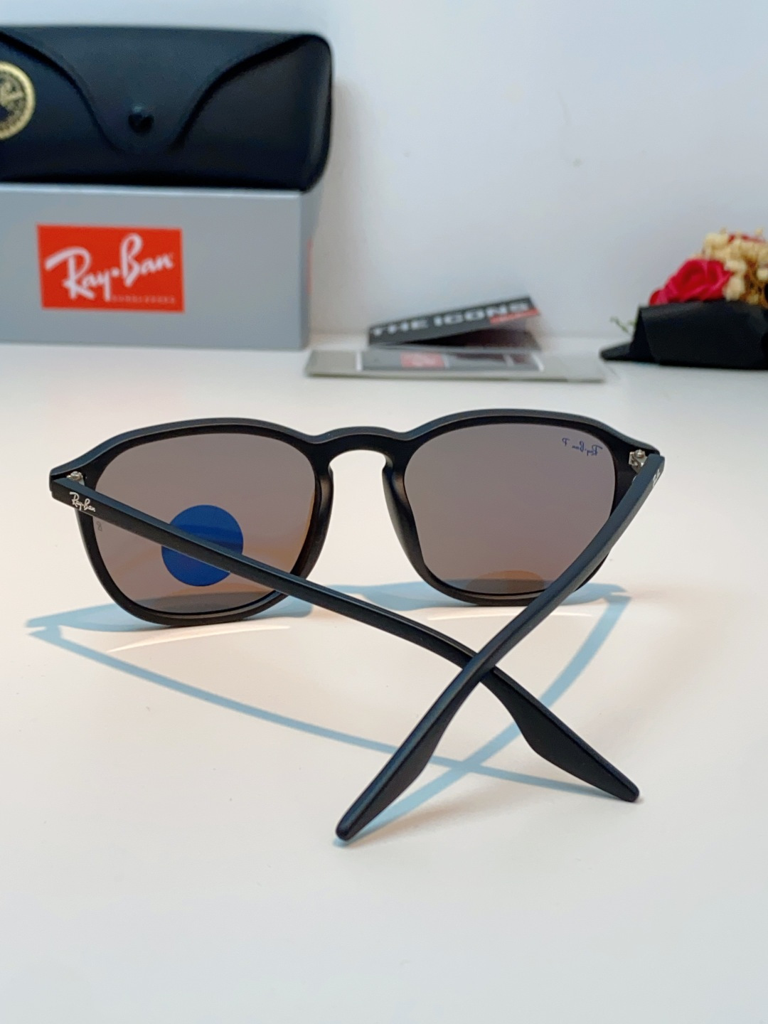 RayBan雷朋 2026新款突破传统方形限制，独特的不规则几何线条，既保留了知性优雅的气质，又自带都市