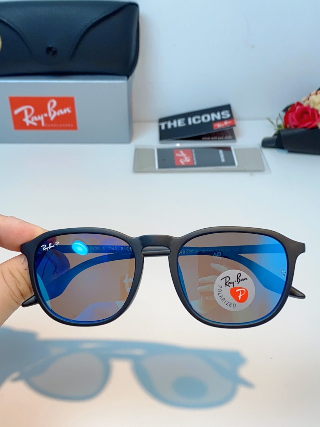 RayBan雷朋 2026新款突破传统方形限制，独特的不规则几何线条，既保留了知性优雅的气质，又自带都市