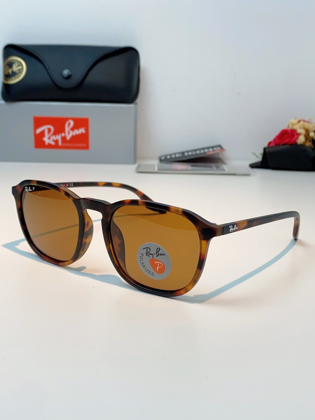 RayBan雷朋 2026新款突破传统方形限制，独特的不规则几何线条，既保留了知性优雅的气质，又自带都市