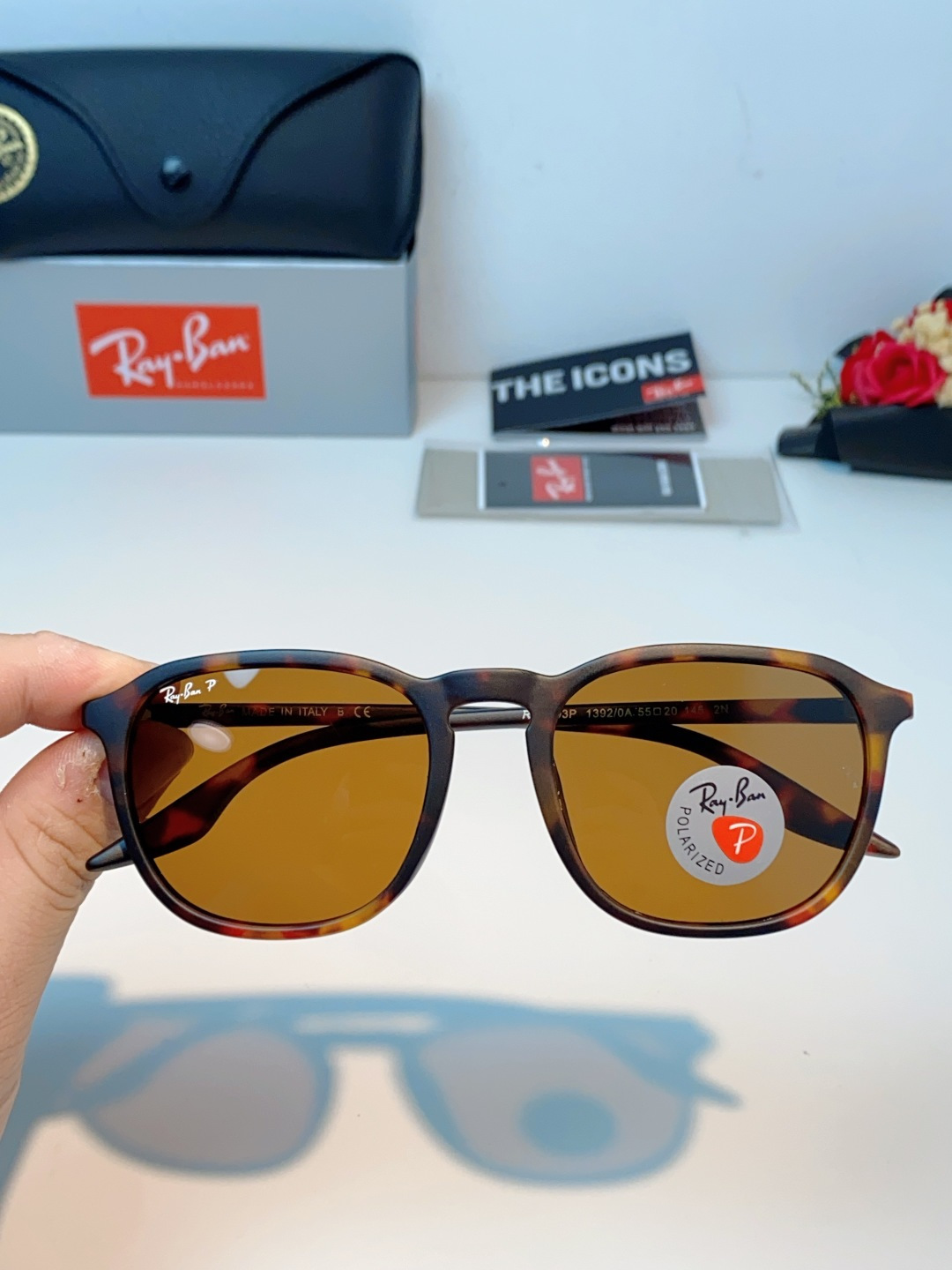 RayBan雷朋 2026新款突破传统方形限制，独特的不规则几何线条，既保留了知性优雅的气质，又自带都市
