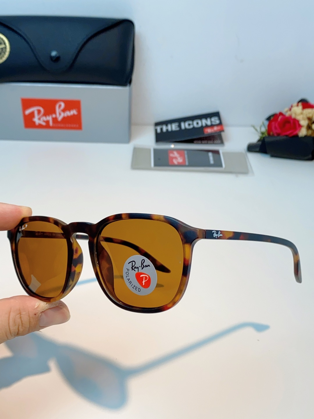 RayBan雷朋 2026新款突破传统方形限制，独特的不规则几何线条，既保留了知性优雅的气质，又自带都市