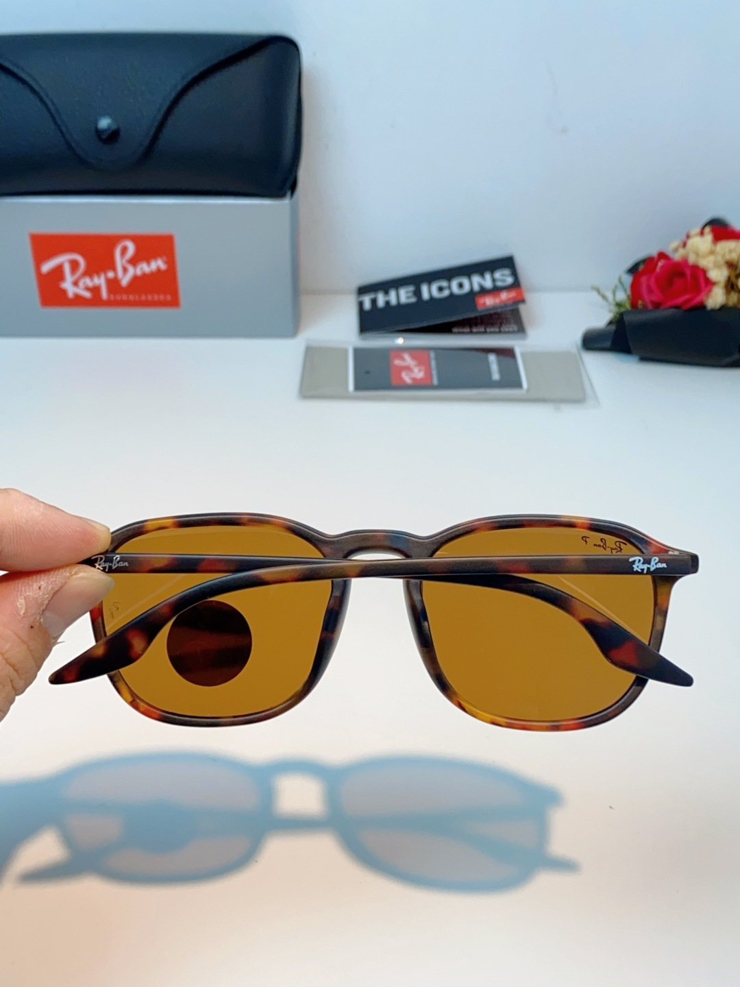 RayBan雷朋 2026新款突破传统方形限制，独特的不规则几何线条，既保留了知性优雅的气质，又自带都市