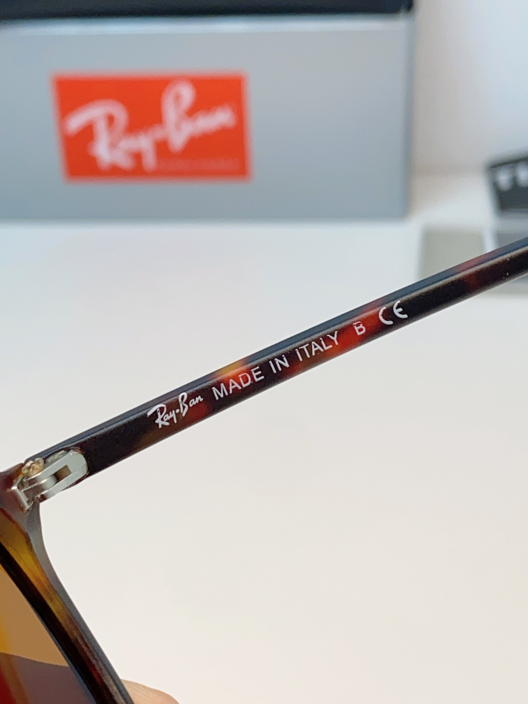 RayBan雷朋 2026新款突破传统方形限制，独特的不规则几何线条，既保留了知性优雅的气质，又自带都市