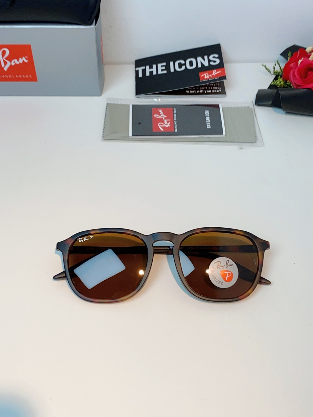 RayBan雷朋 2026新款突破传统方形限制，独特的不规则几何线条，既保留了知性优雅的气质，又自带都市