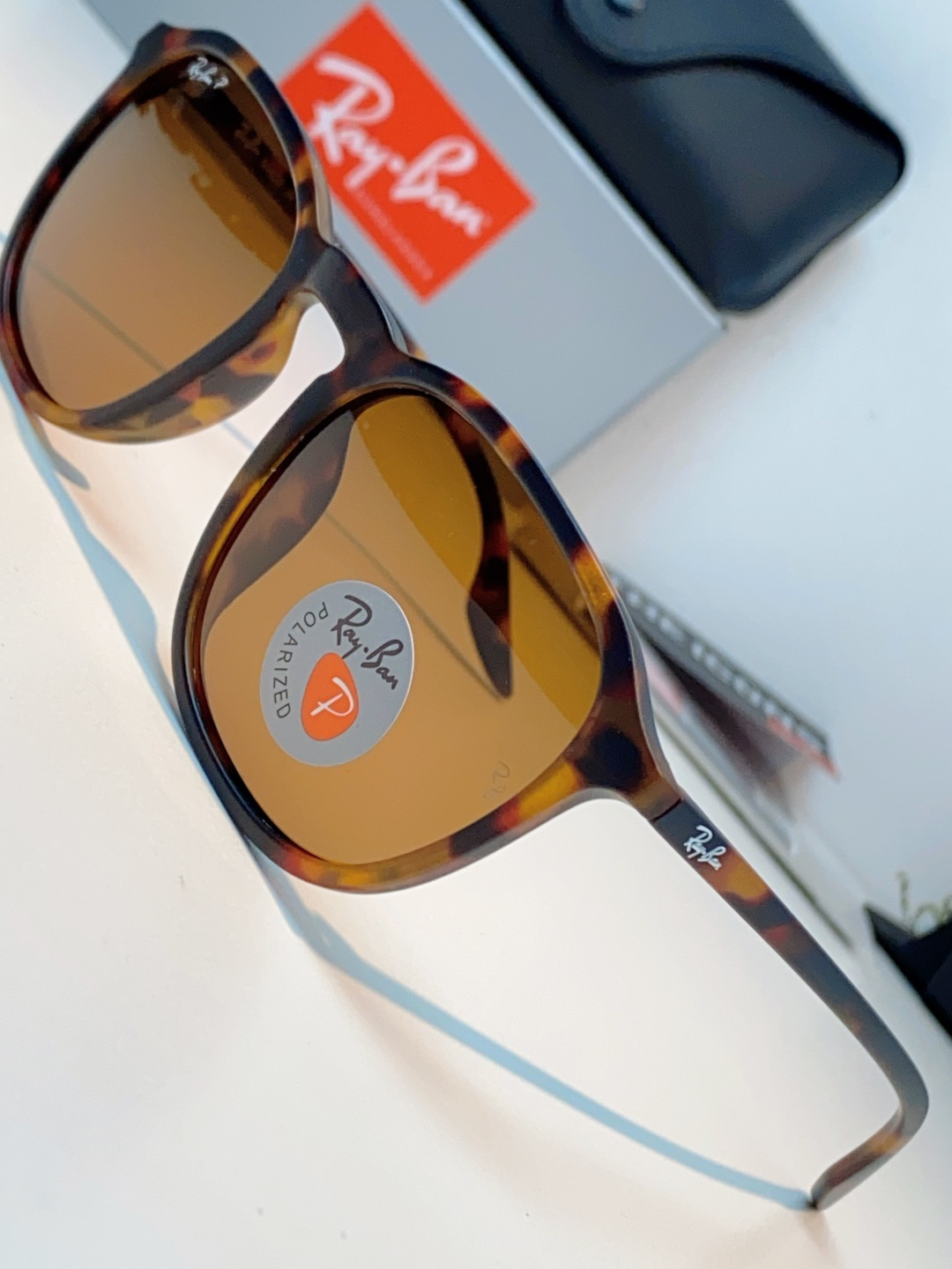 RayBan雷朋 2026新款突破传统方形限制，独特的不规则几何线条，既保留了知性优雅的气质，又自带都市