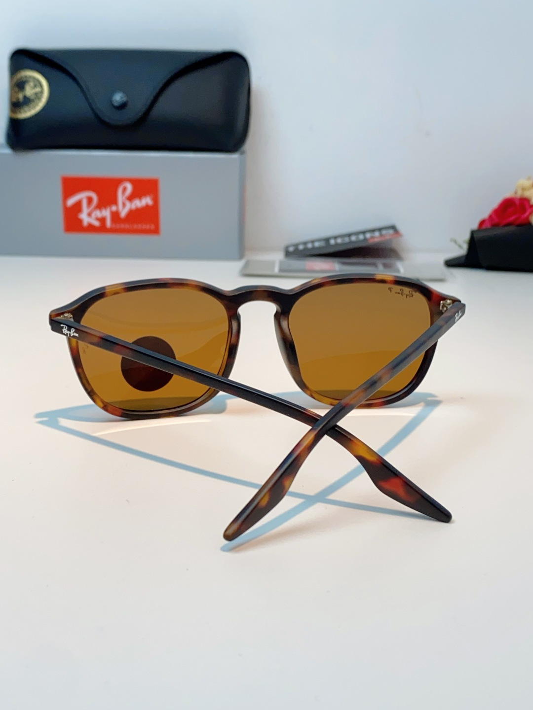 RayBan雷朋 2026新款突破传统方形限制，独特的不规则几何线条，既保留了知性优雅的气质，又自带都市