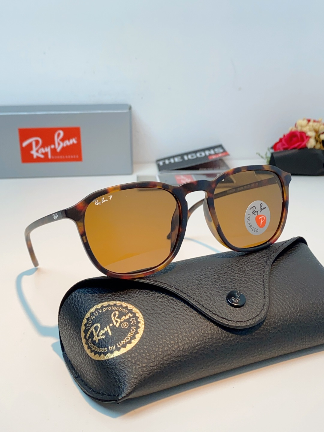 RayBan雷朋 2026新款突破传统方形限制，独特的不规则几何线条，既保留了知性优雅的气质，又自带都市
