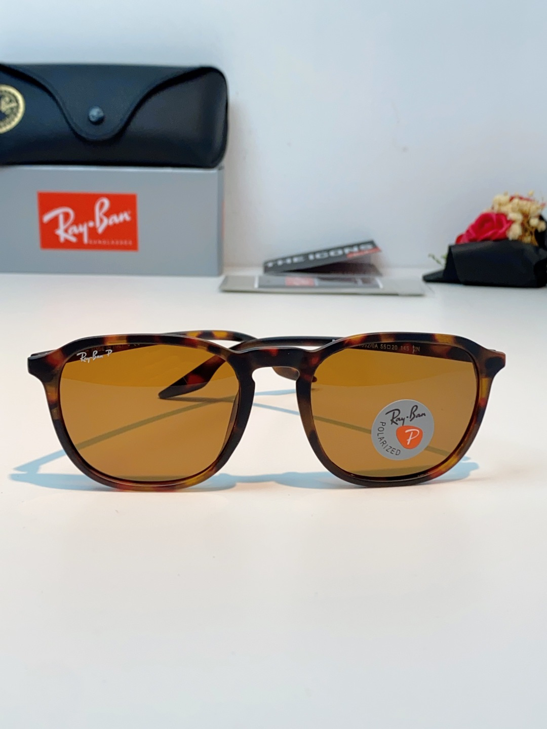 RayBan雷朋 2026新款突破传统方形限制，独特的不规则几何线条，既保留了知性优雅的气质，又自带都市