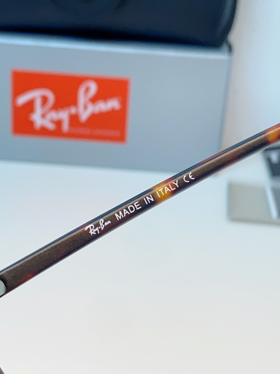 RayBan雷朋 2026新款突破传统方形限制，独特的不规则几何线条，既保留了知性优雅的气质，又自带都市