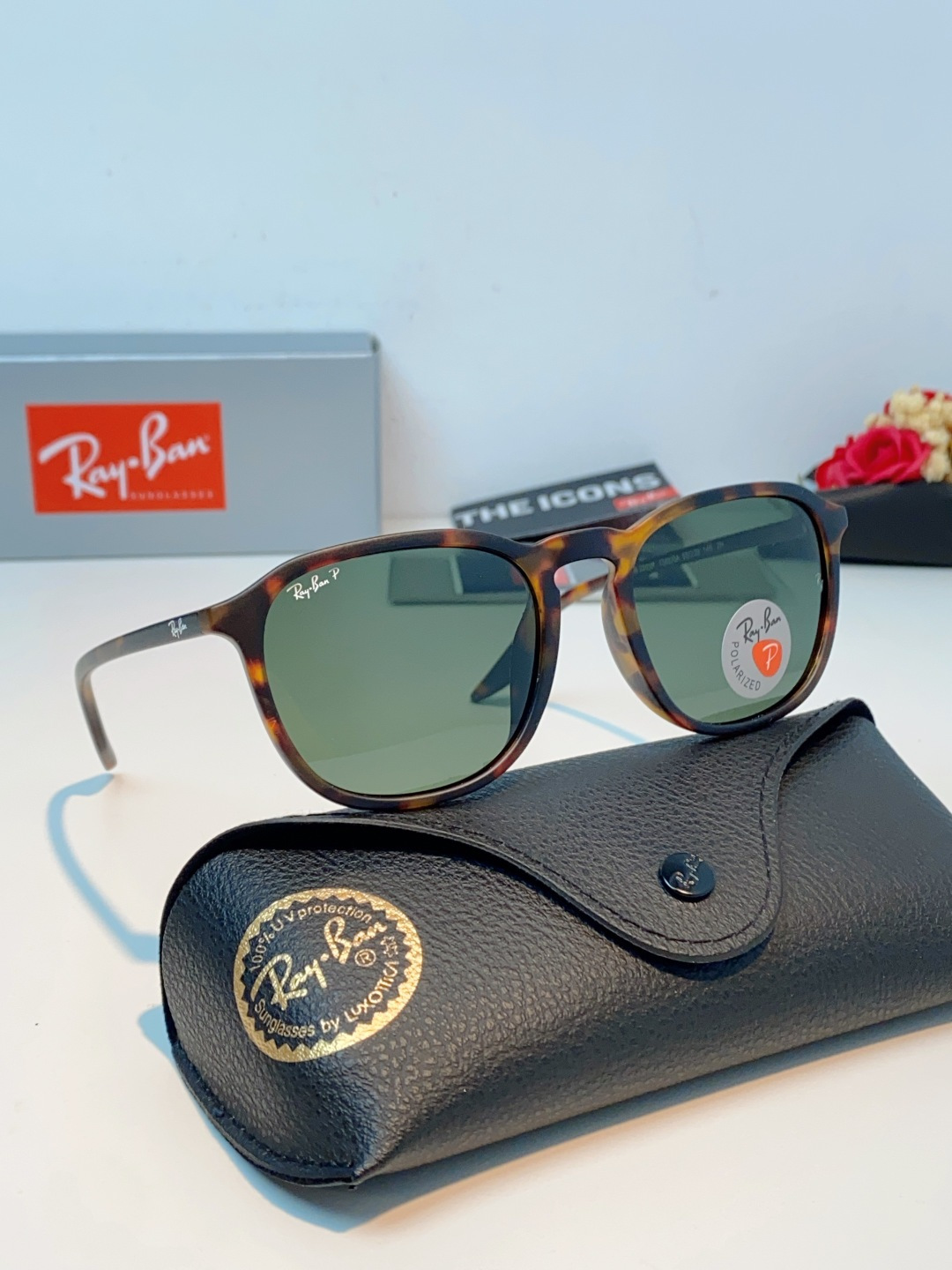 RayBan雷朋 2026新款突破传统方形限制，独特的不规则几何线条，既保留了知性优雅的气质，又自带都市