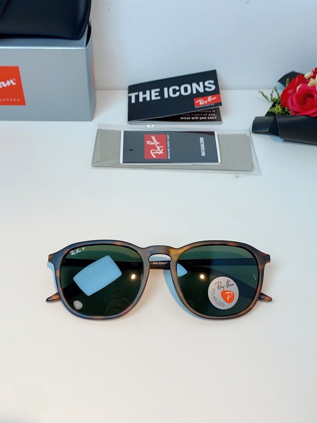 RayBan雷朋 2026新款突破传统方形限制，独特的不规则几何线条，既保留了知性优雅的气质，又自带都市