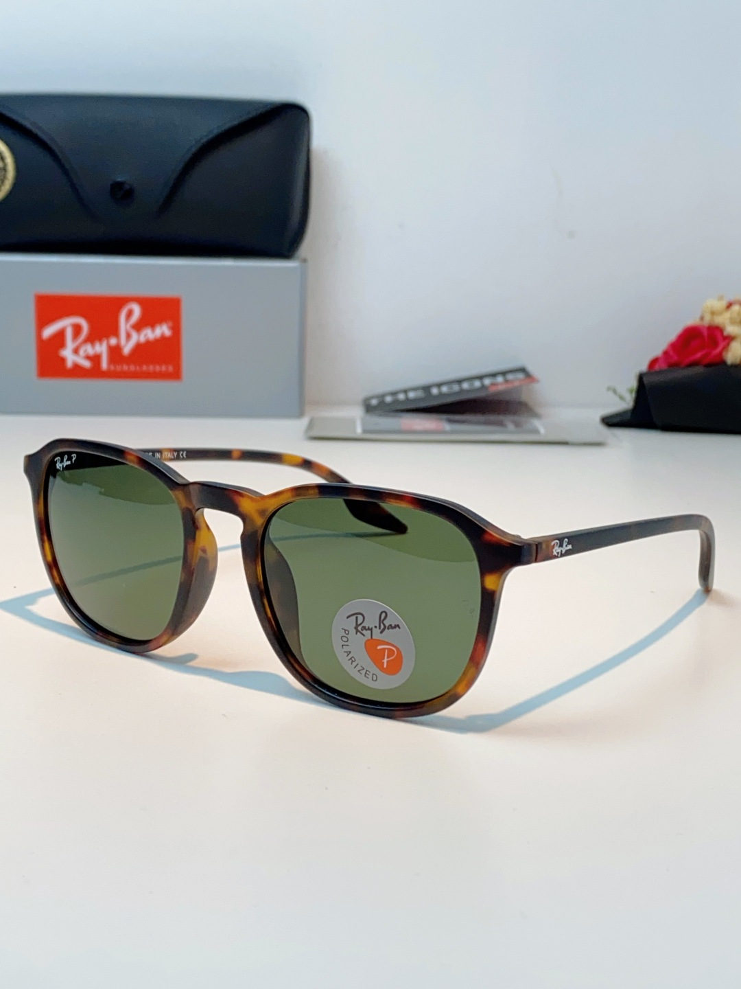 RayBan雷朋 2026新款突破传统方形限制，独特的不规则几何线条，既保留了知性优雅的气质，又自带都市