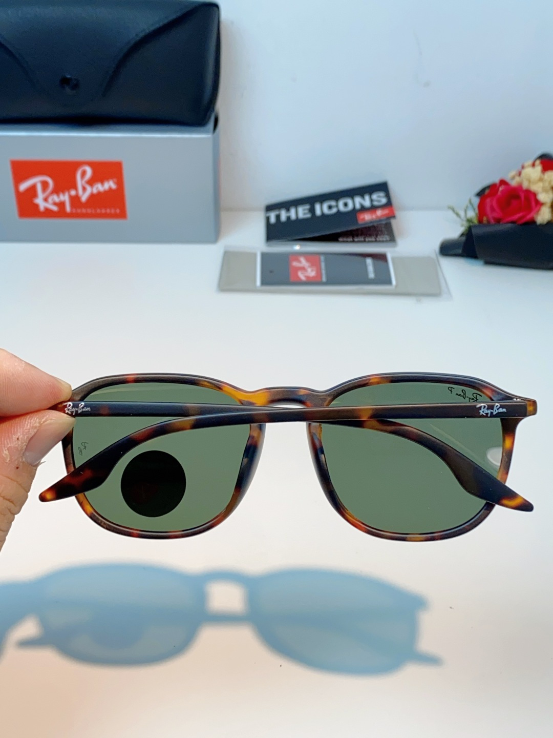 RayBan雷朋 2026新款突破传统方形限制，独特的不规则几何线条，既保留了知性优雅的气质，又自带都市