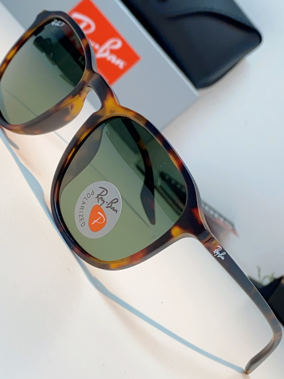 RayBan雷朋 2026新款突破传统方形限制，独特的不规则几何线条，既保留了知性优雅的气质，又自带都市